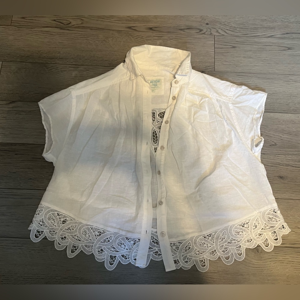 AMERICAN EAGLE WHITE SHORT SLEEVE LINEN LACE DETAIL BUTTON UP TOP